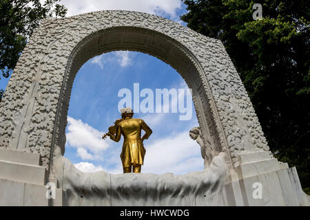 Johann Strauss Denkmal stands in the Viennese town park., Das Johann Strauß Denkmal steht im Wiener Stadtpark. Stock Photo