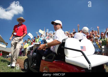 PAUL AZINGER WITH FANS USA RYDER CUP TEAM CAPTAIN LOUISVILLE KENTUCKY USA 18 September 2008 Stock Photo