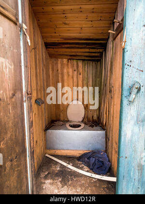 Toilet outside in old, desolate house., Toilette im Freien in einem alte, verlassenen Haus.