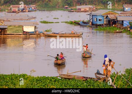 Cambodia, Kompong Chhang province, Kompong Chhnang ou Kampong Chhnang,Floating fishermen village, Cham Stock Photo