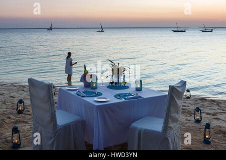 Tanzania, Zanzibar, Kendwa, Kilindi Hotel, romantic atmosphere of a table set up on the shore of the beach at sunset Stock Photo