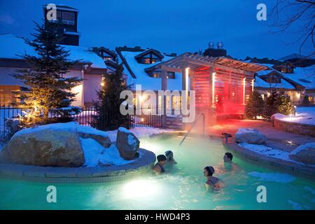 Canada, Quebec province, Laurentians region, Mont Saint Sauveur, Quebec people bathing at nightfall in the nordic bath illuminated of the hotel of Manoir Saint-Sauveur Stock Photo