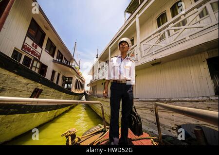 Vietnam, Gulf of Tonkin, Quang Ninh province, Ha Long Bay (Vinh Ha Long) listed as World Heritage by UNESCO (1994), the captain is going to board on a sampan of the Ha Long Bien Ngoc company Stock Photo