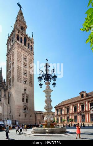 Spain, Andalusia, Sevilla, La Giralda seen from Plaza Virgen de los Reyes Stock Photo