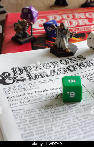 Vintage Dungeons and Dragons Dungeon Master regola libro pubblicato come  parte di un D&D game pack in 1983 con dadi e Metallo dipinto figure Foto  stock - Alamy