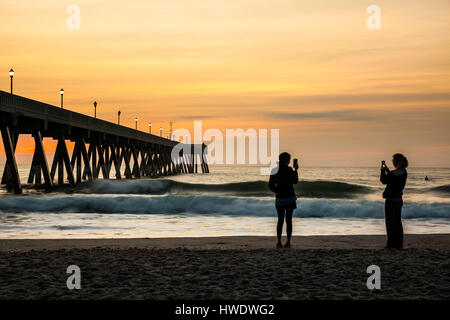 NC00932-00...NORTH CAROLINA - Sunrise at Johnnie Mercer Pier on Wrightsville Beach. Stock Photo