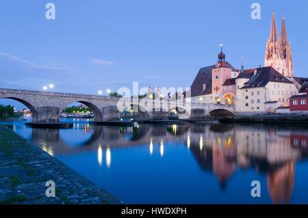 Germany, Bavaria, Regensburg, stone bridge over the Danube and Saint Peter's Cathedral at dusk Stock Photo