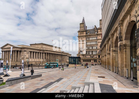 Lime street station entrance showing St. George's Hall( left ) and the old Lime Street hotel. Stock Photo