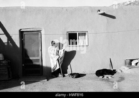Taos New Mexico pueblo adobe homes native American Indian elderly senior woman 1970s USA HOMER SYKES Stock Photo