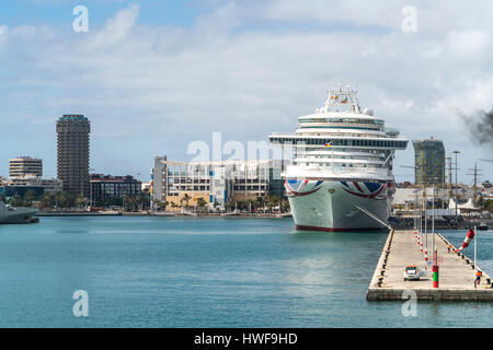 Kreuzfahrtscchiff Ventura  im Hafen von Las Palmas de Gran Canaria, Insel Gran Canaria, Kanarische Inseln, Spanien  |  cruise ship Ventura at the harb Stock Photo