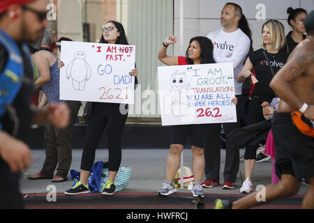 Beverly Hills, CA, USA. 19th Mar, 2017. Rio Hundley, 13, left and mom Jocelyn Julian, center, hold signs while waiting to cheer on dad near mile marker 17 during the 32nd annual Los Angeles Marathon on Sunday morning, March 19, 2017 in Beverly Hills, Calif. The 26.2-mile ''Stadium to the Sea'' route begins at Dodger Stadium and ends at Ocean and California avenues in Santa Monica. © 2017 Patrick T. Fallon Credit: Patrick Fallon/ZUMA Wire/Alamy Live News Stock Photo