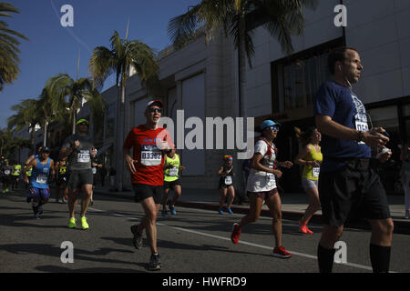 Beverly Hills, CA, USA. 19th Mar, 2017. Runners travel down Rodeo Drive near mile marker 17 during the 32nd annual Los Angeles Marathon on Sunday morning, March 19, 2017 in Beverly Hills, Calif. The 26.2-mile ''Stadium to the Sea'' route begins at Dodger Stadium and ends at Ocean and California avenues in Santa Monica. © 2017 Patrick T. Fallon Credit: Patrick Fallon/ZUMA Wire/Alamy Live News Stock Photo