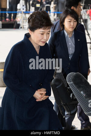 Seoul, South Korea. 21st Mar, 2017. Ousted South Korean President Park Geun-hye arrives at the prosecutors' office in Seoul, South Korea, March 21, 2017. Park Geun-hye appeared Tuesday in the prosecutors' office to be questioned over an corruption scandal that led to her impeachment earlier this month. Credit: Lee Sang-ho/Xinhua/Alamy Live News Stock Photo