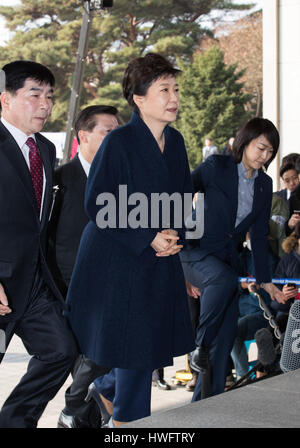 Seoul, South Korea. 21st Mar, 2017. Ousted South Korean President Park Geun-hye arrives at the prosecutors' office in Seoul, South Korea, March 21, 2017. Park Geun-hye appeared Tuesday in the prosecutors' office to be questioned over an corruption scandal that led to her impeachment earlier this month. Credit: Lee Sang-ho/Xinhua/Alamy Live News Stock Photo