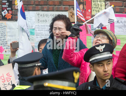 Seoul, South Korea. 21st Mar, 2017. Supporters of ousted president Park Geun-Hye weep and shout slogans in front of Park's home before she leaves to the Seoul Central District Prosecutors' Office to undergo prosecution questioning in Seoul, South Korea. Park Geun-hye became South Korea's first democratically elected president to be ousted and she has been named a criminal suspect for allegedly abusing her power and colliding with her longtime friend Choi Soon-sil in extorting money from local conglomerates. Credit: Aflo Co. Ltd./Alamy Live News Stock Photo