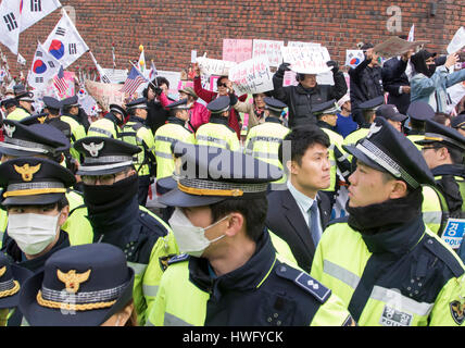 Seoul, South Korea. 21st Mar, 2017. Supporters of ousted president Park Geun-Hye shout slogans in front of Park's home before she leaves to the Seoul Central District Prosecutors' Office to undergo prosecution questioning in Seoul, South Korea. Park Geun-hye became South Korea's first democratically elected president to be ousted and she has been named a criminal suspect for allegedly abusing her power and colliding with her longtime friend Choi Soon-sil in extorting money from local conglomerates. Credit: Aflo Co. Ltd./Alamy Live News Stock Photo