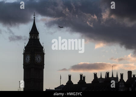 London, UK. 21st Mar, 2017. Dark storm clouds gather over The houses of Parliament in Westminster during sunset on the first day of Spring Credit: amer ghazzal/Ģ����ý Live News Stock Photo