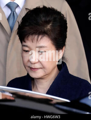 Seoul, South Korea. 22nd Mar, 2017. Ousted South Korean President Park Geun-hye leaves the prosecutors' office in Seoul, South Korea, March 22, 2017. Credit: Lee Sang-ho/Xinhua/Alamy Live News Stock Photo