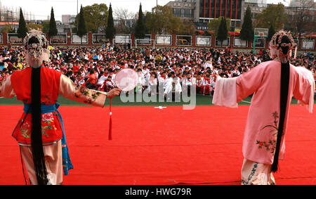 Hefei, Hefei, China. 20th Mar, 2017. Hefei, CHINA-March 20 2017: (EDITORIAL USE ONLY. CHINA OUT).Students enjoy the traditional opera performed by folk artists in Hefei, east China's Anhui Province, March 21st, 2017. Credit: SIPA Asia/ZUMA Wire/Alamy Live News Stock Photo