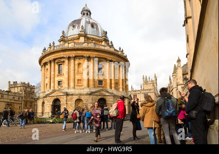 Oxford University students at the Radcliffe Camera, Oxford city centre, Oxford UK Stock Photo