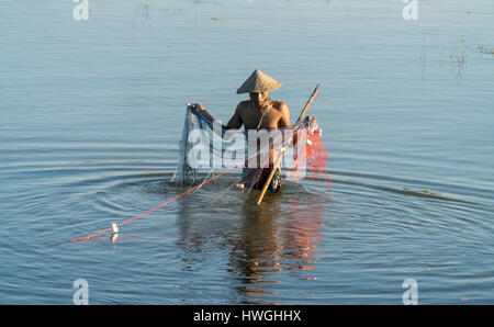 Fishermen with net in Taungthaman Lake, Amarapura, Mandalay, Myanmar Stock Photo
