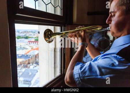 Poland, Lesser Poland, Krakow, Stare Miasto district, listed as World Heritage by UNESCO, Old Town, Basilica of Our Lady of Cracow (14th c.), Bugle ringing the melody hejnal mariacki every hour Stock Photo