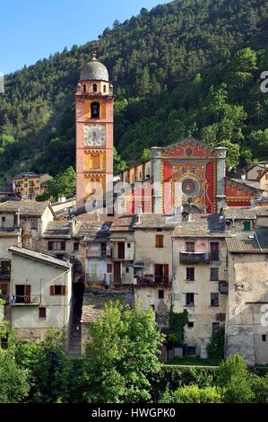France, Alpes Maritimes, Roya Valley (Nice hinterland), at the foot of the Mercantour National Park, Tende, Collegiate Church of Notre Dame de l'Assomption (Our Lady of the Assumption) in a tangle of flagstone roofs Stock Photo
