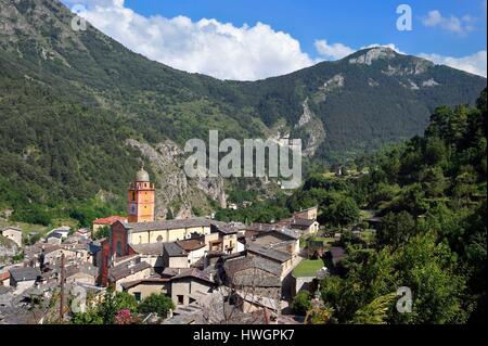 France, Alpes Maritimes, at the foot of the Mercantour National Park, Tende, Collegiate Church of Notre Dame de l'Assomption (Our Lady of the Assumption) in a tangle of flagstone roofs and the Roya Valley in the background Stock Photo