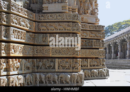 Shrine wall relief sculpture follows a stellate plan in the Chennakesava Temple, Hoysala Architecture, Somanathpur, Karnataka, India Stock Photo