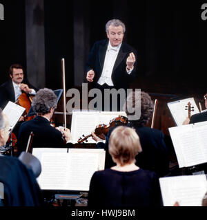 Britischer Dirigent Sir Colin Rex Davis und das Symphonieorchester des Bayerischen Rundfunks, Deutschland 1980er Jahre. British conductor Sir Colin Rex Davis working with the symphonic orchestra of Bayerischer Rundfunk, Germany 1980s. Stock Photo