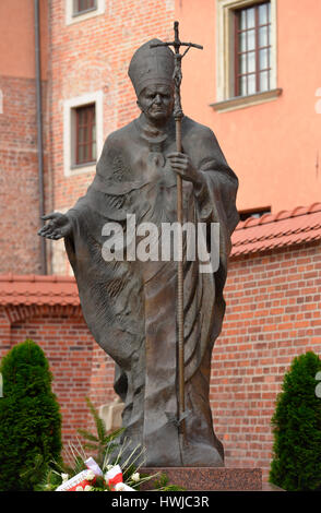 Statue, Johannes Paul II., Wawel, Krakau, Polen Stock Photo