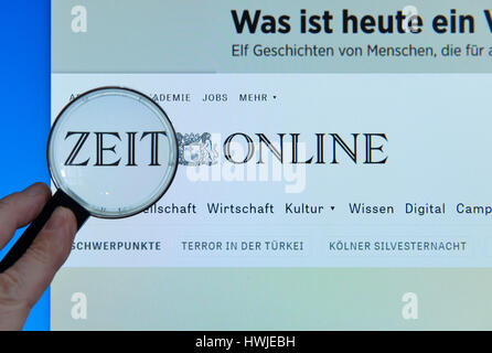 Die Zeit, Zeit Online, Website, Internet, Bildschirm, Lupe, Hand Stock Photo