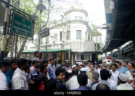 Kolkata, India. 21st Mar, 2017. All Bengal Minority Youth Federation (ABMYF) gather in front of Bangladesh Deputy High Commission to submit memorandum protesting against the installation of “Bangabandhu Sheikh Mujibur Rahman' and demand to remove it. The statue resembles as the idol of “anti-Islam”. Credit: Saikat Paul/Pacific Press/Alamy Live News Stock Photo