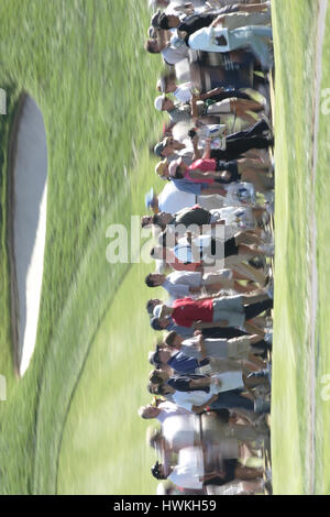 CROWDS CROSS THE FAIRWAY RYDER CUP OAKLAND HILLS USA OAKLAND HILLS DETROIT USA 19 September 2004 Stock Photo