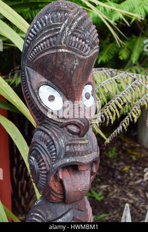 Traditional Maori mask in the Te Parapara garden at Hamilton Gardens Stock Photo