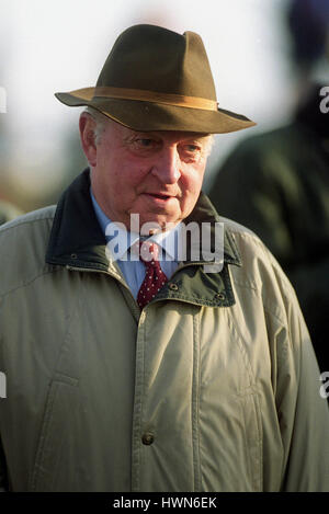 PETER EASTERBY FORMER RACEHORSE TRAINER WETHERBY RACECOURSE WETHERBY ENGLAND 08 December 2001 Stock Photo