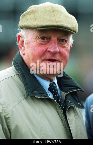 PETER EASTERBY FORMER RACEHORSE TRAINER WETHERBY RACECOARSE WETHERBY ENGLAND 03 November 2001 Stock Photo