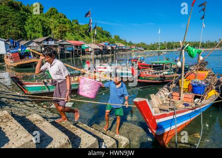 Myanmar (Burma), Rakhine state (or Arakan state), Thandwe district, Ngapali Beach, return from fishing in Lone Tha fishing village Stock Photo