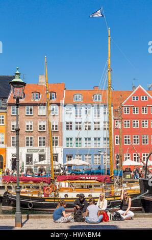 Denmark, Zealand, Copenhagen, Nyhavn district (new port), 18th century houses, restaurant terraces along the canal Stock Photo