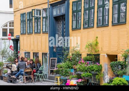 Denmark, Zealand, Copenhagen, Latin Quarter, Fiolstraede, café terrace in the pedestrian street Stock Photo