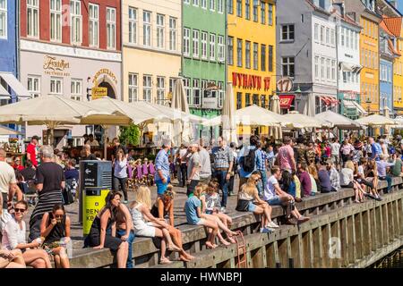 Denmark, Zealand, Copenhagen, Nyhavn district (new harbor), 18th century houses, restaurant terraces and canal side bar Stock Photo