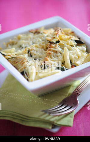 Gratin de pâtes courgette et chèvre Stock Photo