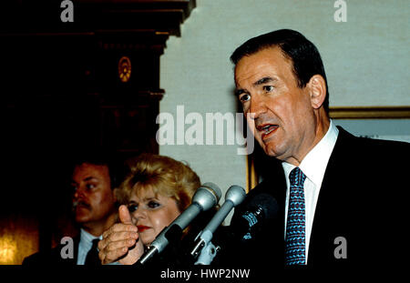 Republican Presidential candidate Pat Buchanan answers reporters questions during a news conference Washington DC., 1992. Photo By Mark Reinstein Stock Photo