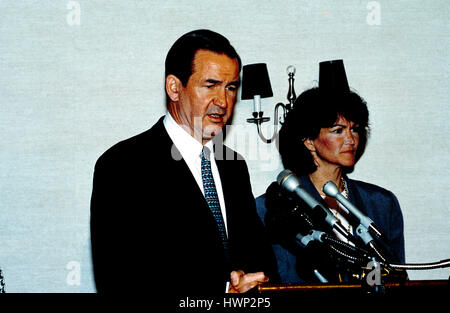 Republican Presidential candidate Pat Buchanan answers reporters questions during a news conference Washington DC., 1992. Photo By Mark Reinstein Stock Photo