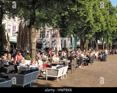 The Hague, Netherlands - July 8, 2016:  Patrons frequenting cafés and restaurants at the historic city square called  The Plain in The Hague in the af Stock Photo