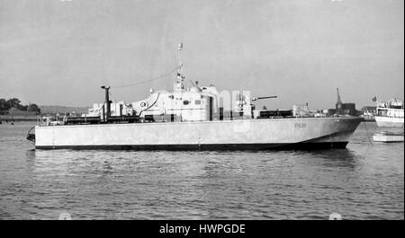 AJAX NEWS & FEATURE SERVICE. 9TH COTOBER, 1959. PORTSMOUTH, ENGLAND. - FAST PATROL BOAT - VOSPER DESIGNED AND BUILT HMS BRAVE BORDERER VIEW SHOWING STARBOARD PROFILE.  PHOTO:AJAX NEWS & FEATURE SERVICE/VT COLLECTION REF:VT3044 Stock Photo