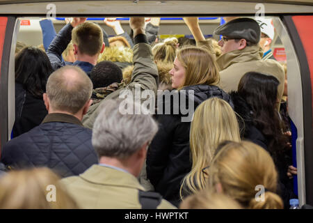 London, UK. 22nd March, 2017. The Nortern line is overcrowded at Stockwell due to earlier disruption - London  22 Mar 2017. Credit: Guy Bell/Alamy Live News Stock Photo