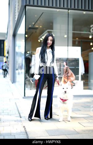 Beijin, Beijin, China. 23rd Mar, 2017. Beijing, CHINA-March 23 2017: (EDITORIAL USE ONLY. CHINA OUT) A chick girl walks along the street in Sanlitun, Beijing's fashion hub, March 23rd, 2017. Credit: SIPA Asia/ZUMA Wire/Alamy Live News Stock Photo