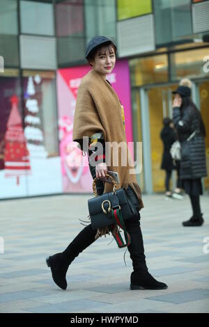 Beijin, Beijin, China. 23rd Mar, 2017. Beijing, CHINA-March 23 2017: (EDITORIAL USE ONLY. CHINA OUT) A chick girl walks along the street in Sanlitun, Beijing's fashion hub, March 23rd, 2017. Credit: SIPA Asia/ZUMA Wire/Alamy Live News Stock Photo