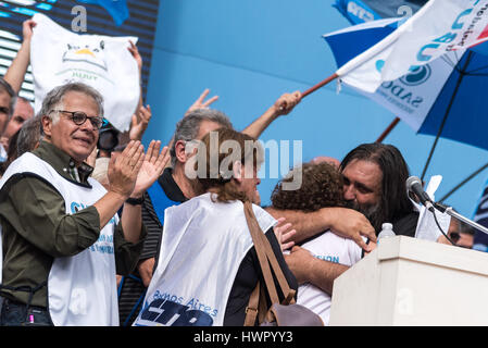 Buenos Aires, Argentina. 22nd Mar, 2017. Hundreds of thousands of teachers from all over Argentina marched today to Plaza de Mayo in Buenos Aires to claim for their wages and the poor state of public education. Credit: Maximiliano Ramos/ZUMA Wire/Alamy Live News Stock Photo